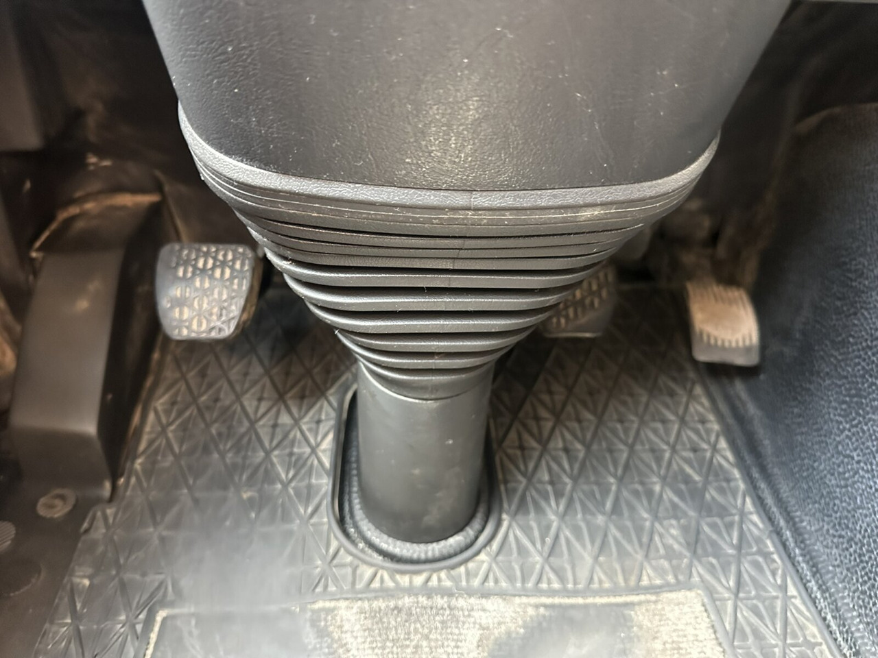 Mercedes-Benz Actros 3348 AK 6x6 Actros 3348 AK 6x6 - Fahrgestell LKW: das Bild 4 Mercedes-Benz Actros 3348 AK 6x6 Actros 3348 AK 6x6 - Fahrgestell LKW: das Bild 4