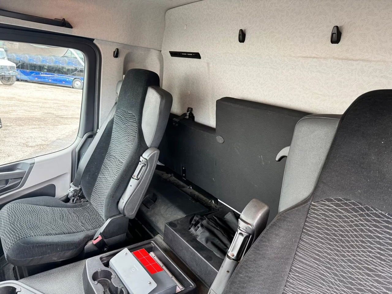 Mercedes-Benz Antos 1833 L nR 4x2 Antos 1833 L nR 4x2, Retarder, Bi-Xenon, Volumer, Edscha, Dautel LBW - Pritsche LKW: das Bild 2 Mercedes-Benz Antos 1833 L nR 4x2 Antos 1833 L nR 4x2, Retarder, Bi-Xenon, Volumer, Edscha, Dautel LBW - Pritsche LKW: das Bild 2