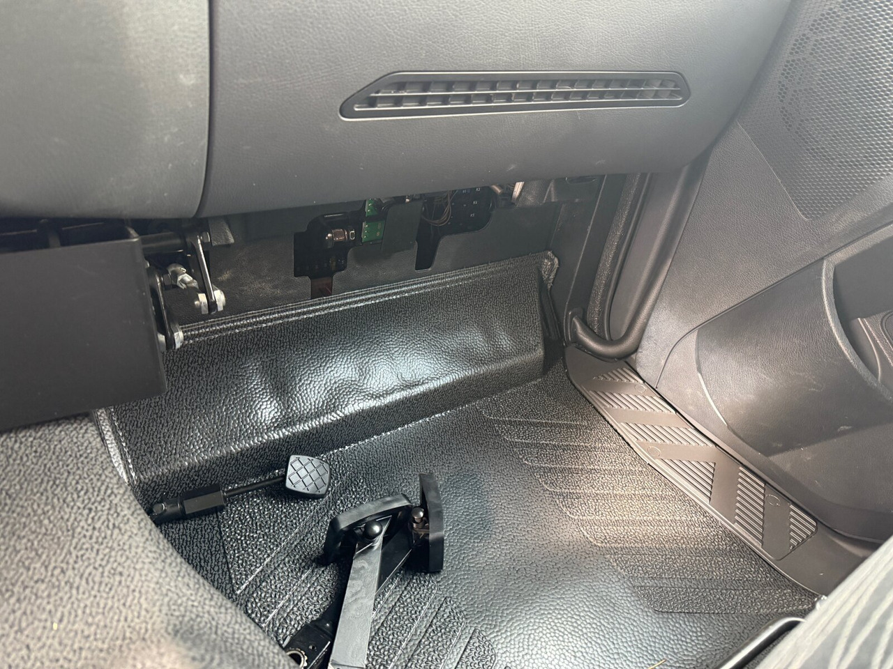 Mercedes-Benz Arocs 1827/30 A 4x4 Arocs 1827/30 A 4x4, Ex-! - Pritsche LKW: das Bild 3 Mercedes-Benz Arocs 1827/30 A 4x4 Arocs 1827/30 A 4x4, Ex-! - Pritsche LKW: das Bild 3