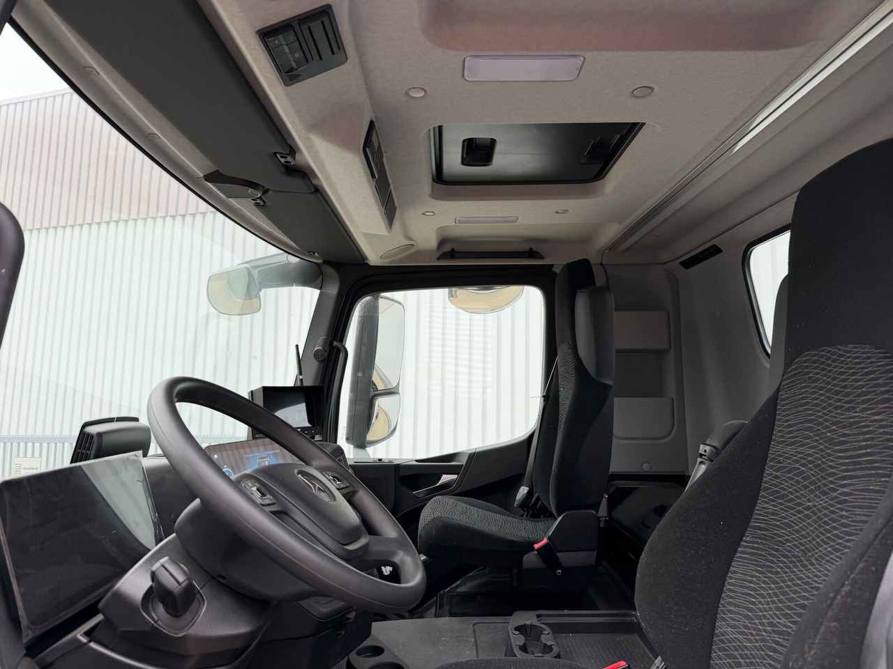 Mercedes-Benz Arocs 1840 K 4x2 Arocs 1840 K 4x2, MultimediaCockpit, 2x Nebenantrieb, NMV & Motorabtrieb - Abrollkipper: das Bild 3 Mercedes-Benz Arocs 1840 K 4x2 Arocs 1840 K 4x2, MultimediaCockpit, 2x Nebenantrieb, NMV & Motorabtrieb - Abrollkipper: das Bild 3