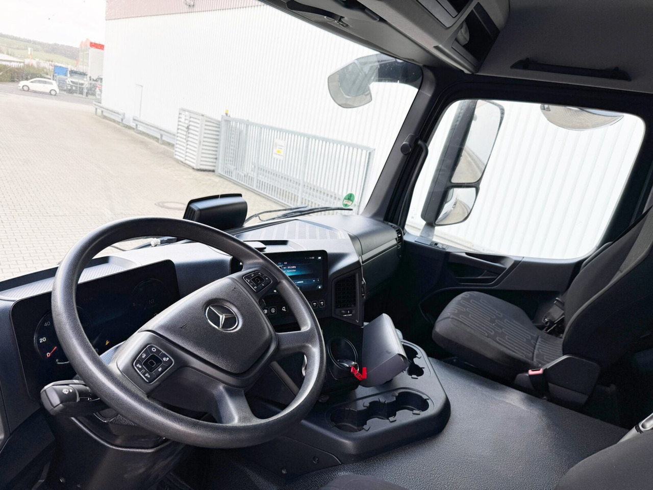 Mercedes-Benz Arocs 1840 L 4x2 Arocs 1840 L 4x2, MultimediaCockpit, Navi - Abrollkipper: das Bild 2 Mercedes-Benz Arocs 1840 L 4x2 Arocs 1840 L 4x2, MultimediaCockpit, Navi - Abrollkipper: das Bild 2