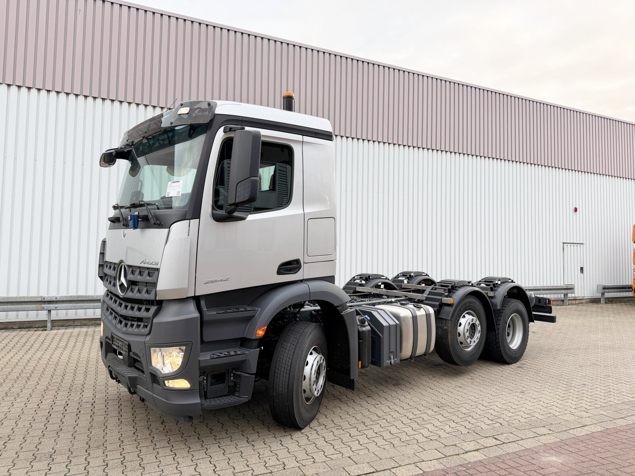 Mercedes-Benz Arocs 2542 L 6x2/4 Arocs 2542/45 L 6x2/4, Vorlauflenk-/liftachse, Navi, MultimediaCockpit - Fahrgestell LKW: das Bild 1 Mercedes-Benz Arocs 2542 L 6x2/4 Arocs 2542/45 L 6x2/4, Vorlauflenk-/liftachse, Navi, MultimediaCockpit - Fahrgestell LKW: das Bild 1