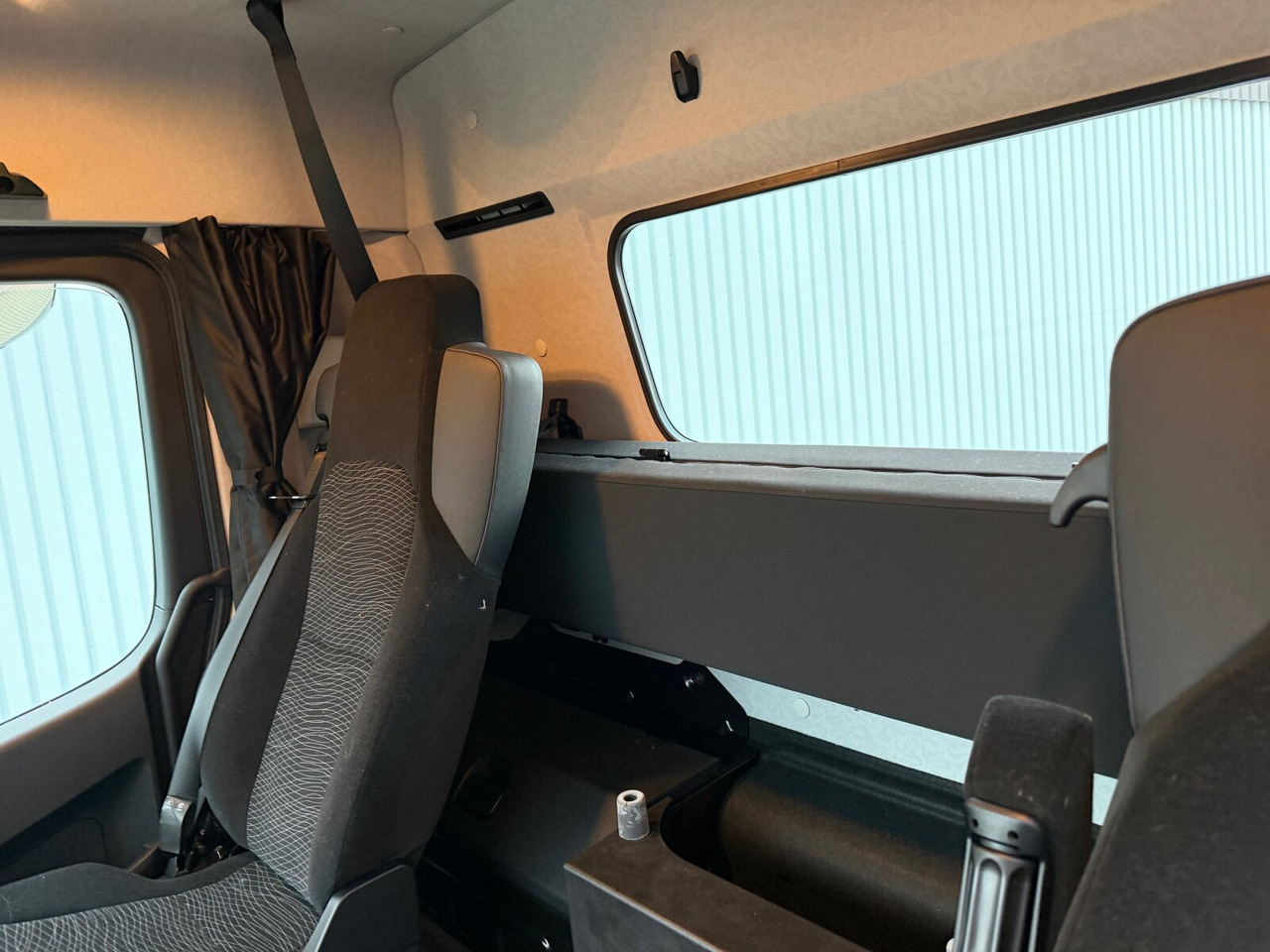 Mercedes-Benz Arocs 2542 L 6x2/4 Arocs 2542/45 L 6x2/4, Vorlauflenk-/liftachse, Navi, MultimediaCockpit - Fahrgestell LKW: das Bild 5 Mercedes-Benz Arocs 2542 L 6x2/4 Arocs 2542/45 L 6x2/4, Vorlauflenk-/liftachse, Navi, MultimediaCockpit - Fahrgestell LKW: das Bild 5