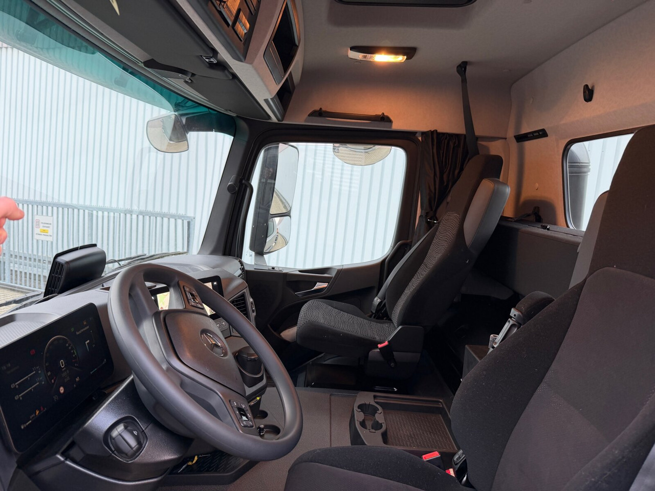 Mercedes-Benz Arocs 2542 L 6x2/4 Arocs 2542/45 L 6x2/4, Vorlauflenk-/liftachse, Navi, MultimediaCockpit - Fahrgestell LKW: das Bild 2 Mercedes-Benz Arocs 2542 L 6x2/4 Arocs 2542/45 L 6x2/4, Vorlauflenk-/liftachse, Navi, MultimediaCockpit - Fahrgestell LKW: das Bild 2