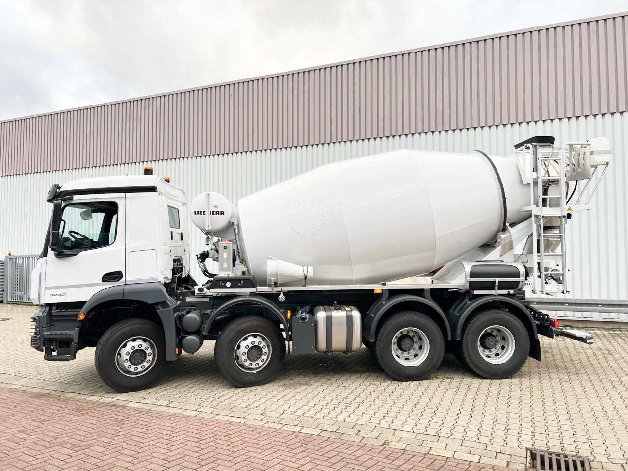 Mercedes-Benz Arocs 3240 B 8x4/4 Arocs 3240 B 8x4/4, Liebherr HTM 905 Mischer ca. 9m³, Multimedia Cockpit, Navi - Fahrmischer: das Bild 2 Mercedes-Benz Arocs 3240 B 8x4/4 Arocs 3240 B 8x4/4, Liebherr HTM 905 Mischer ca. 9m³, Multimedia Cockpit, Navi - Fahrmischer: das Bild 2