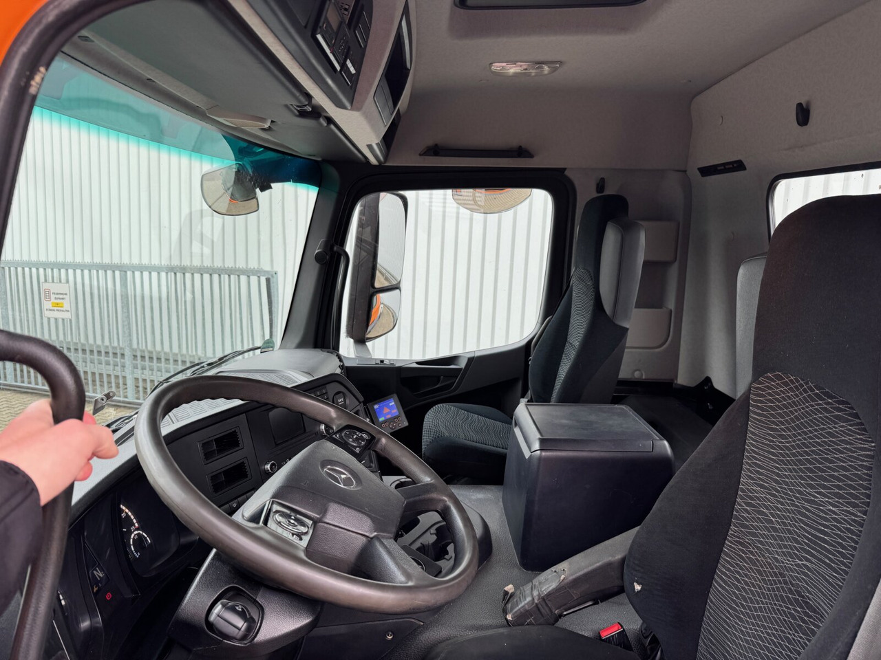 Mercedes-Benz Arocs 3243 LK 8x4/4 Arocs 3243 LK 8x4/4, Motorabtrieb - Abrollkipper: das Bild 3 Mercedes-Benz Arocs 3243 LK 8x4/4 Arocs 3243 LK 8x4/4, Motorabtrieb - Abrollkipper: das Bild 3