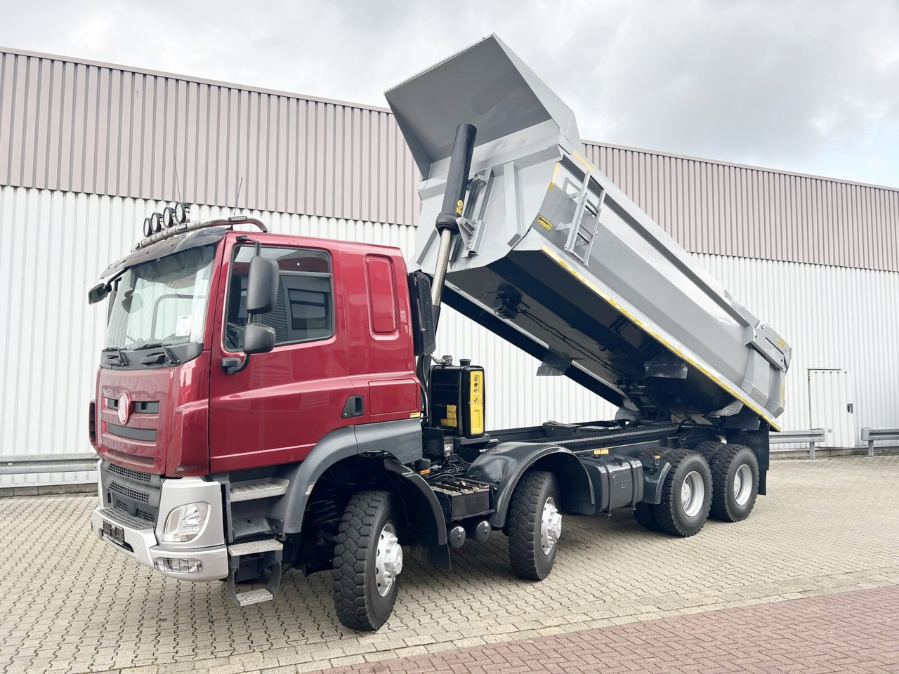 Tatra Phoenix 8x8 Phoenix 8x8, Stahlmulde ca. 22m³, hydr. Heckklappe - Muldenkipper/ Dumper: das Bild 1 Tatra Phoenix 8x8 Phoenix 8x8, Stahlmulde ca. 22m³, hydr. Heckklappe - Muldenkipper/ Dumper: das Bild 1