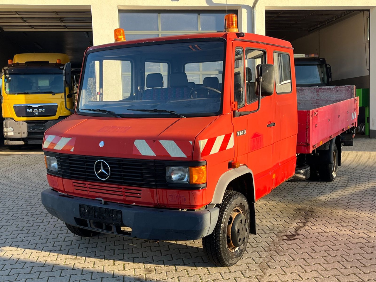 Mercedes-Benz 714D Doka Pritsche - Pritsche Transporter, Transporter mit Doppelkabine: das Bild 1 Mercedes-Benz 714D Doka Pritsche - Pritsche Transporter, Transporter mit Doppelkabine: das Bild 1