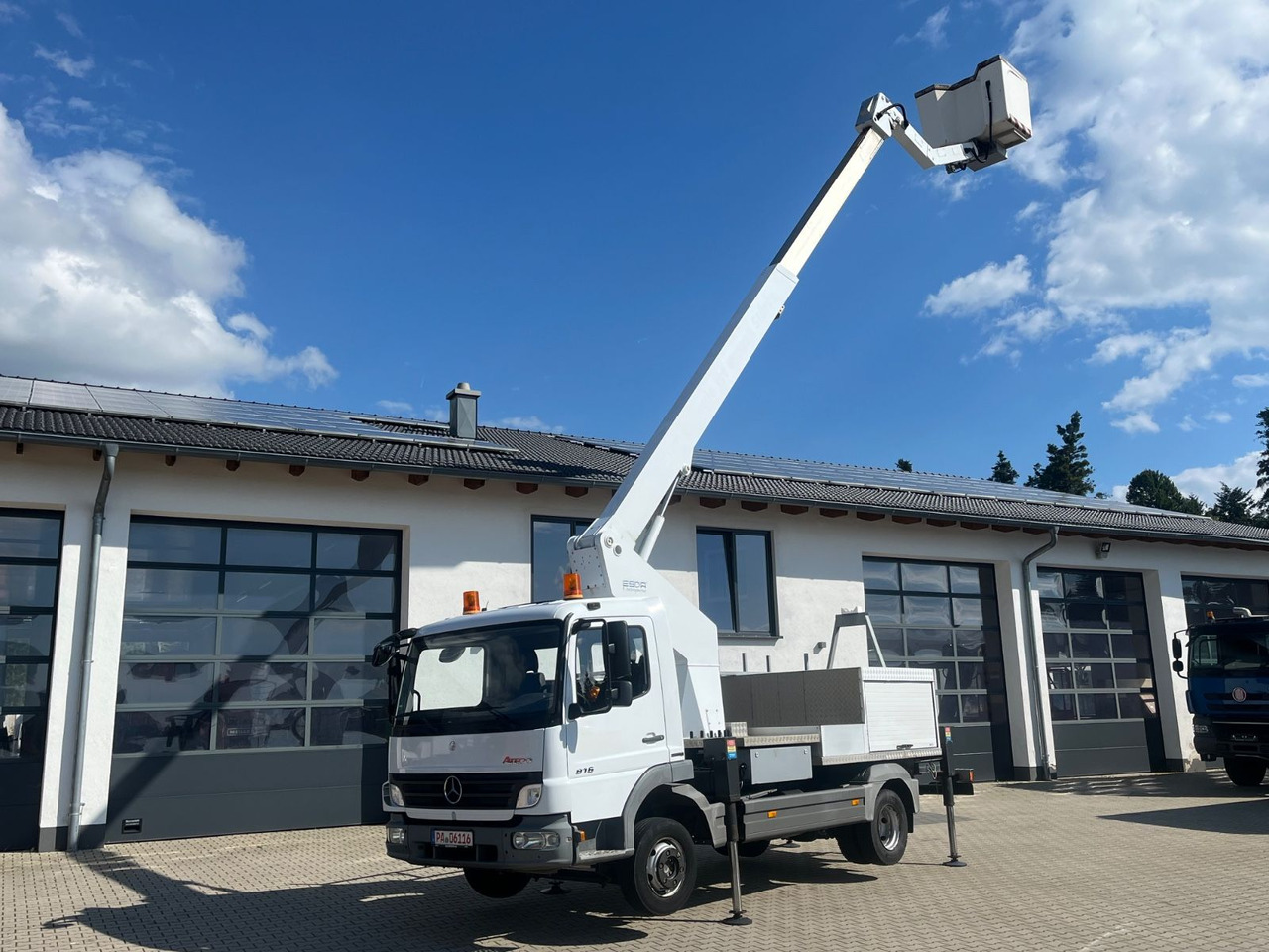 Mercedes-Benz Atego 816 ESDA TG 1800 Steiger 1000V isoliert - LKW mit Arbeitsbühne: das Bild 1 Mercedes-Benz Atego 816 ESDA TG 1800 Steiger 1000V isoliert - LKW mit Arbeitsbühne: das Bild 1