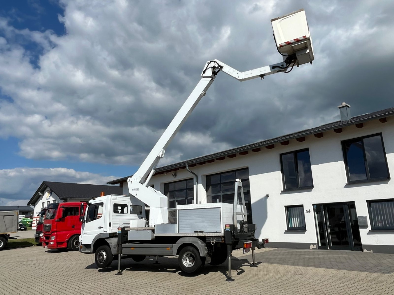 Mercedes-Benz Atego 816 ESDA TG 1800 Steiger 1000V isoliert - LKW mit Arbeitsbühne: das Bild 2 Mercedes-Benz Atego 816 ESDA TG 1800 Steiger 1000V isoliert - LKW mit Arbeitsbühne: das Bild 2