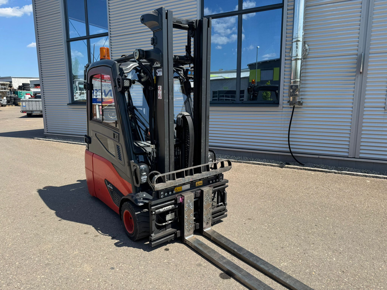 Linde E20L-02 Triplex Elektro Zinkenverstellgerät - Elektrostapler: das Bild 2 Linde E20L-02 Triplex Elektro Zinkenverstellgerät - Elektrostapler: das Bild 2