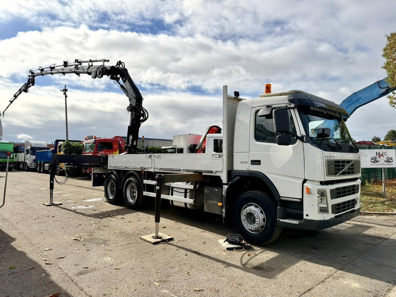 Volvo FM 300 6x4 + (25.8m!) PRITSCHE + KRAN HIAB 245 E-5 + JIB 65 X-3 + 2 ME - *228.000km* - MANUAL - A/C - EURO 3 - BELGIAN TRUCK - Pritsche LKW, Autokran: das Bild 2 Volvo FM 300 6x4 + (25.8m!) PRITSCHE + KRAN HIAB 245 E-5 + JIB 65 X-3 + 2 ME - *228.000km* - MANUAL - A/C - EURO 3 - BELGIAN TRUCK - Pritsche LKW, Autokran: das Bild 2