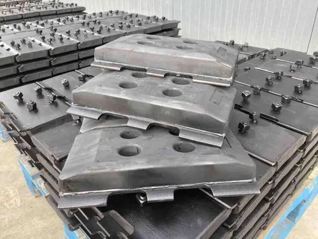 Volvo Rubber Asphalt Pads - Rahmen/ Chassis für Baumaschine: das Bild 1 Volvo Rubber Asphalt Pads - Rahmen/ Chassis für Baumaschine: das Bild 1