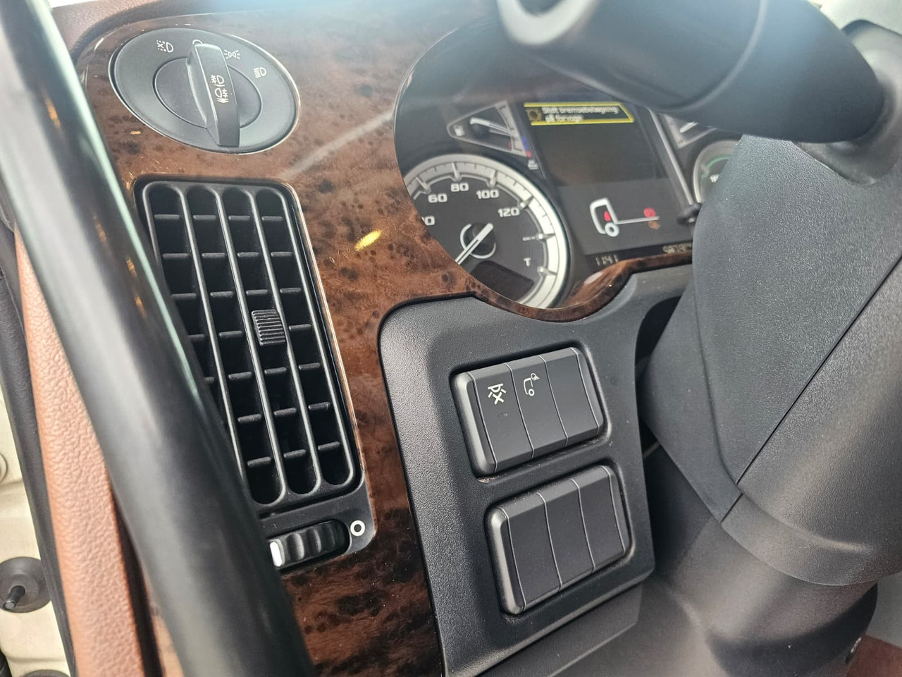Sattelzugmaschine DAF XF450: das Bild 29