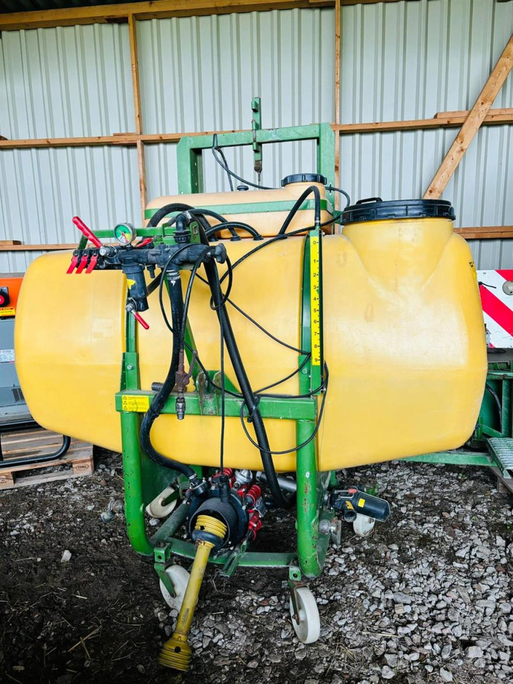 Amazone UF800 - Anbauspritze: das Bild 2 Amazone UF800 - Anbauspritze: das Bild 2