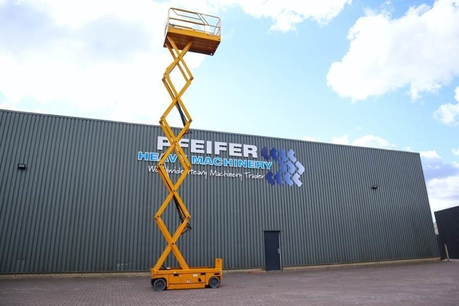 Haulotte Compact 12 Electric, 12m Working Height, 300kg Cap - Scherenbühne: das Bild 3 Haulotte Compact 12 Electric, 12m Working Height, 300kg Cap - Scherenbühne: das Bild 3