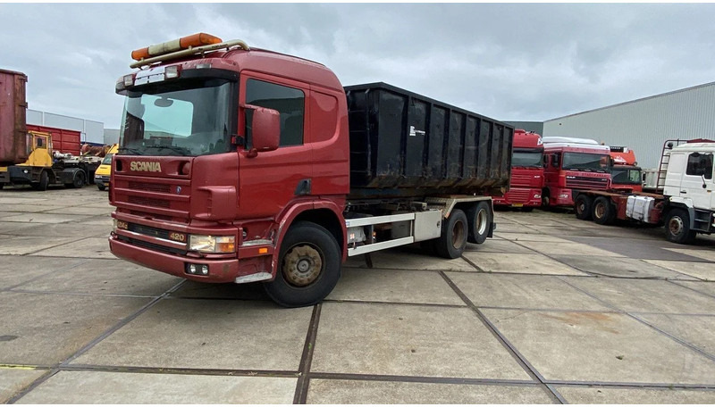 Scania P P124 GB6X2NA - Abrollkipper: das Bild 1 Scania P P124 GB6X2NA - Abrollkipper: das Bild 1