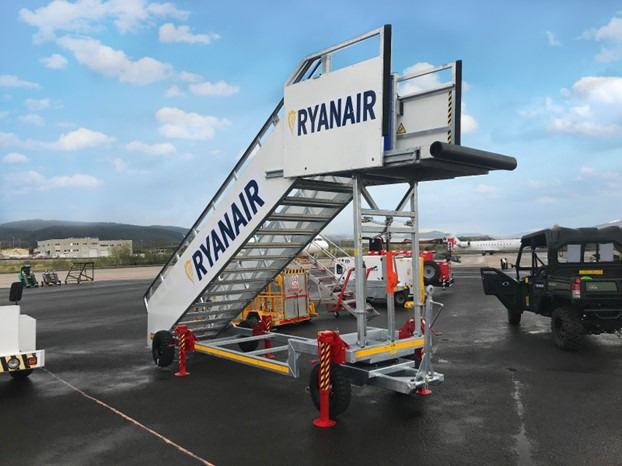 AERO-GSE B737 - A320 Towable - Passagiertreppe: das Bild 1 AERO-GSE B737 - A320 Towable - Passagiertreppe: das Bild 1