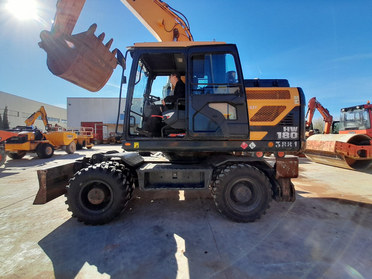 HYUNDAI HW180 - Mobilbagger: das Bild 2 HYUNDAI HW180 - Mobilbagger: das Bild 2