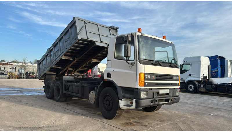 DAF 75 ATI 300 (BIG AXLE / STEEL SUSPENSION / MANUAL PUMP / EURO 2) - Kipper: das Bild 2 DAF 75 ATI 300 (BIG AXLE / STEEL SUSPENSION / MANUAL PUMP / EURO 2) - Kipper: das Bild 2