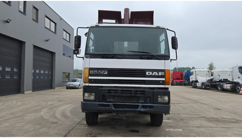 DAF 85 CF 340 (EURO 2 / MANUAL PUMP / STEEL SUSP. / POSSIBLE AS CHASSIS / 8X4) - Kipper: das Bild 2 DAF 85 CF 340 (EURO 2 / MANUAL PUMP / STEEL SUSP. / POSSIBLE AS CHASSIS / 8X4) - Kipper: das Bild 2