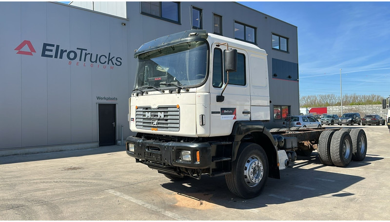 MAN 33.464 (6 CYLINDER / EURO 2 / SEMI MANUAL PUMP / BIG AXLE / STEEL SUSP. / LAMES) - Fahrgestell LKW: das Bild 1 MAN 33.464 (6 CYLINDER / EURO 2 / SEMI MANUAL PUMP / BIG AXLE / STEEL SUSP. / LAMES) - Fahrgestell LKW: das Bild 1
