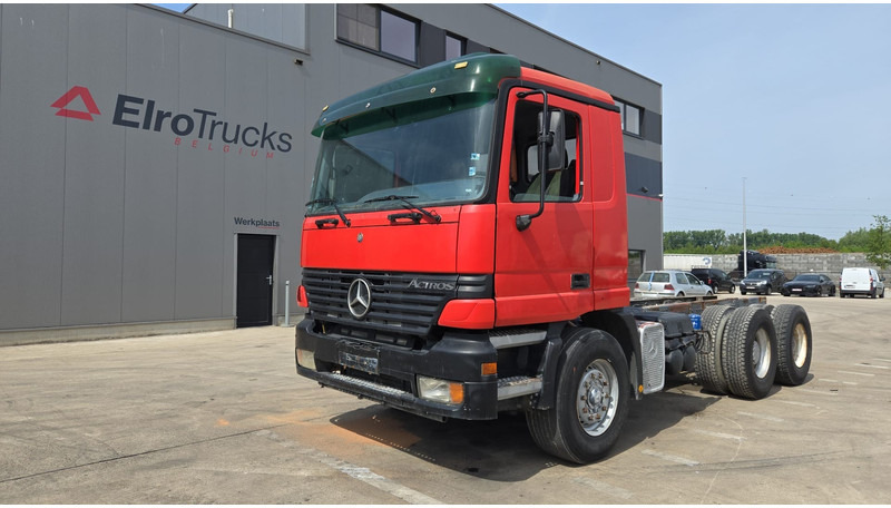 Mercedes-Benz ACTROS 2640 (EPS / 3 PEDALES / V6 / LAMES / GRAND PONT / EURO 2 / SEMI-AUTO) - Fahrgestell LKW: das Bild 1 Mercedes-Benz ACTROS 2640 (EPS / 3 PEDALES / V6 / LAMES / GRAND PONT / EURO 2 / SEMI-AUTO) - Fahrgestell LKW: das Bild 1