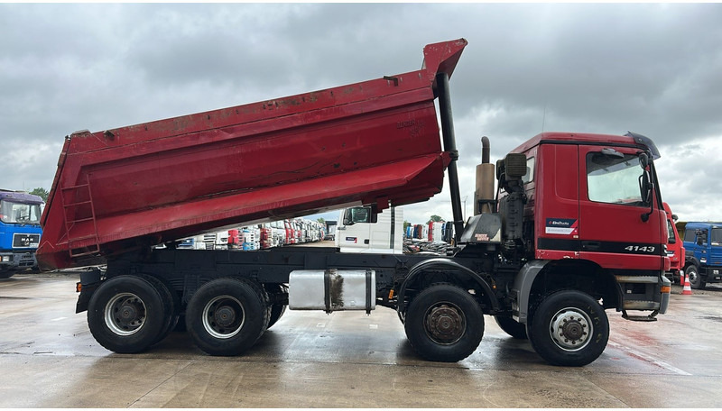 Mercedes-Benz Actros 4143 (BOITE MANUELLE / 8X8 / MANUAL GEARBOX / LAMES / GRAND PONT / BIG AXLE) - Kipper: das Bild 4 Mercedes-Benz Actros 4143 (BOITE MANUELLE / 8X8 / MANUAL GEARBOX / LAMES / GRAND PONT / BIG AXLE) - Kipper: das Bild 4