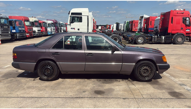 Mercedes-Benz E-Klasse 200 (GERMAN CAR / VOITURE D'ALLEMAGNE / ESSENCE / PETROL / MANUAL) - Limousine: das Bild 4 Mercedes-Benz E-Klasse 200 (GERMAN CAR / VOITURE D'ALLEMAGNE / ESSENCE / PETROL / MANUAL) - Limousine: das Bild 4