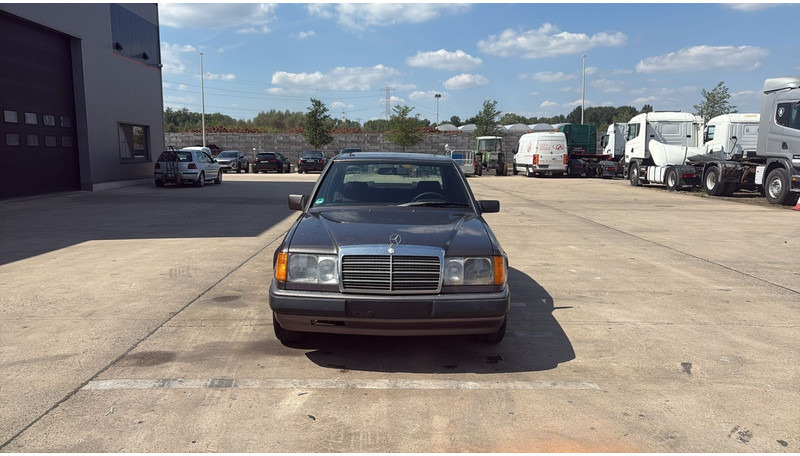 Mercedes-Benz E-Klasse 200 (GERMAN CAR / VOITURE D'ALLEMAGNE / ESSENCE / PETROL / MANUAL) - Limousine: das Bild 2 Mercedes-Benz E-Klasse 200 (GERMAN CAR / VOITURE D'ALLEMAGNE / ESSENCE / PETROL / MANUAL) - Limousine: das Bild 2