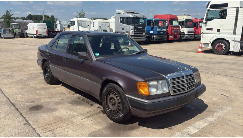 Mercedes-Benz E-Klasse 200 (GERMAN CAR / VOITURE D'ALLEMAGNE / ESSENCE / PETROL / MANUAL) - Limousine: das Bild 3 Mercedes-Benz E-Klasse 200 (GERMAN CAR / VOITURE D'ALLEMAGNE / ESSENCE / PETROL / MANUAL) - Limousine: das Bild 3