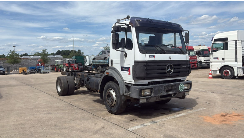 Mercedes-Benz SK 1824 (LAMES / GRAND PONT / BOITE MANUELLE / MANUAL GEARBOX / V6) - Fahrgestell LKW: das Bild 2 Mercedes-Benz SK 1824 (LAMES / GRAND PONT / BOITE MANUELLE / MANUAL GEARBOX / V6) - Fahrgestell LKW: das Bild 2