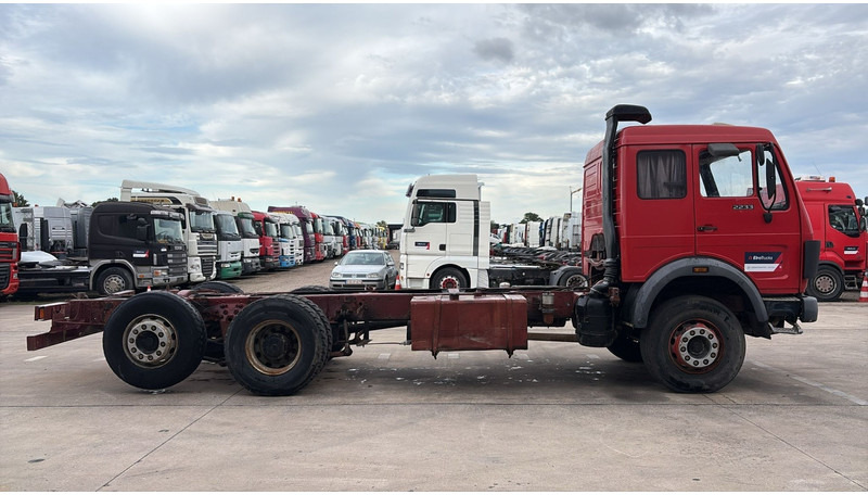 Mercedes-Benz SK 2233 (LAMES / GRAND PONT / V8 AVEC 2X TURBO / BIG AXLE) - Fahrgestell LKW: das Bild 3 Mercedes-Benz SK 2233 (LAMES / GRAND PONT / V8 AVEC 2X TURBO / BIG AXLE) - Fahrgestell LKW: das Bild 3
