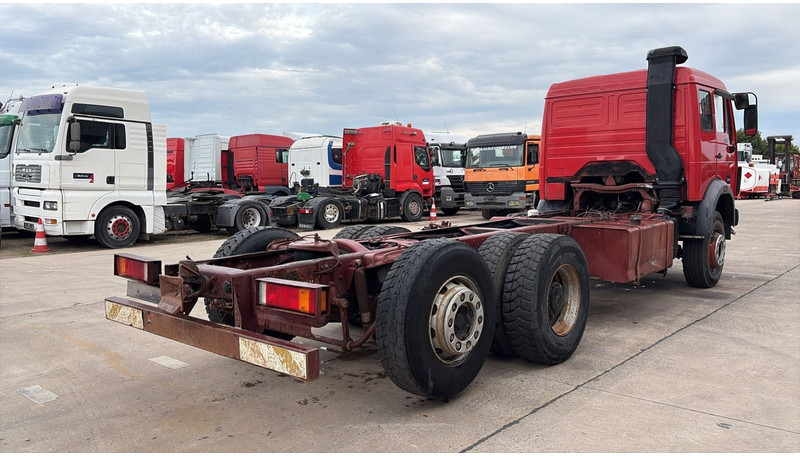 Mercedes-Benz SK 2233 (LAMES / GRAND PONT / V8 AVEC 2X TURBO / BIG AXLE) - Fahrgestell LKW: das Bild 4 Mercedes-Benz SK 2233 (LAMES / GRAND PONT / V8 AVEC 2X TURBO / BIG AXLE) - Fahrgestell LKW: das Bild 4