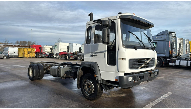 Volvo FL 220 (BELGIAN TRUCK / CAMION BELGE / MANUAL GEARBOX / BOITE MANUELLE) - Fahrgestell LKW: das Bild 2 Volvo FL 220 (BELGIAN TRUCK / CAMION BELGE / MANUAL GEARBOX / BOITE MANUELLE) - Fahrgestell LKW: das Bild 2