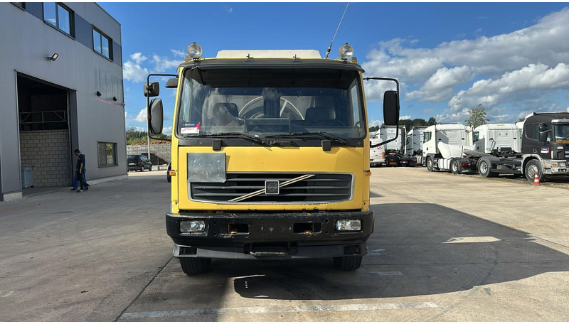 Volvo FL 6-18 (12400 LITERS / 3 COMPARTIMENTS / EURO 2 / STEEL SUSP. / LAMES) - Tankwagen: das Bild 2 Volvo FL 6-18 (12400 LITERS / 3 COMPARTIMENTS / EURO 2 / STEEL SUSP. / LAMES) - Tankwagen: das Bild 2