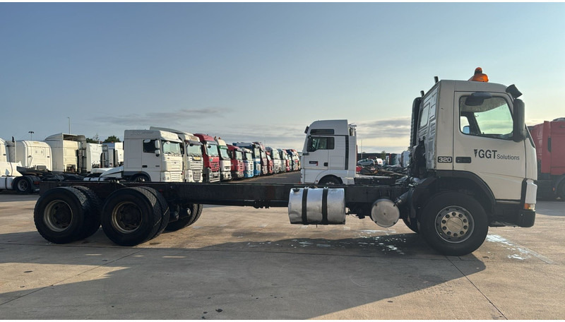 Volvo FM 10 - 320 (POMPE MANUELLE / BIG HUB / GRAND PONT / LAMES / STEEL SUSP. / MANUAL PUMP) - Fahrgestell LKW: das Bild 3 Volvo FM 10 - 320 (POMPE MANUELLE / BIG HUB / GRAND PONT / LAMES / STEEL SUSP. / MANUAL PUMP) - Fahrgestell LKW: das Bild 3