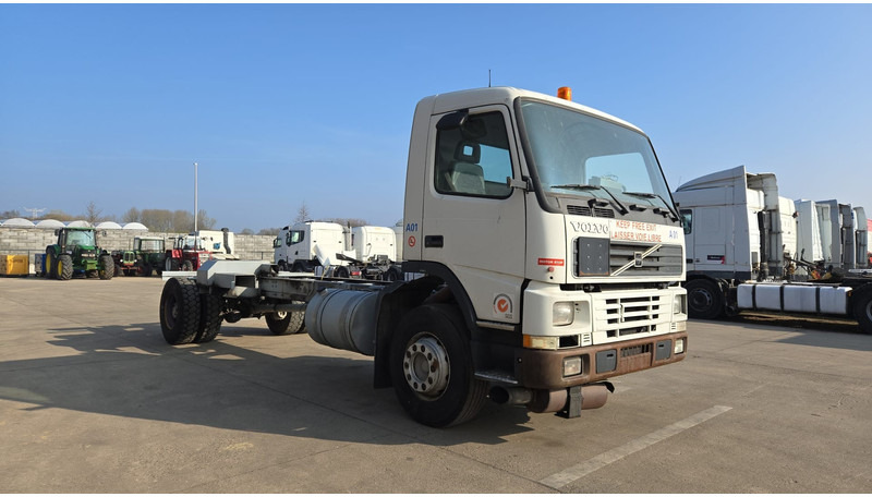 Volvo FM 7 - 290 (60.000 KM ORIGINAL !!! / POMPE MANUELLE / LAMES / GRAND PONT / EX AEROPORT) - Fahrgestell LKW: das Bild 4 Volvo FM 7 - 290 (60.000 KM ORIGINAL !!! / POMPE MANUELLE / LAMES / GRAND PONT / EX AEROPORT) - Fahrgestell LKW: das Bild 4