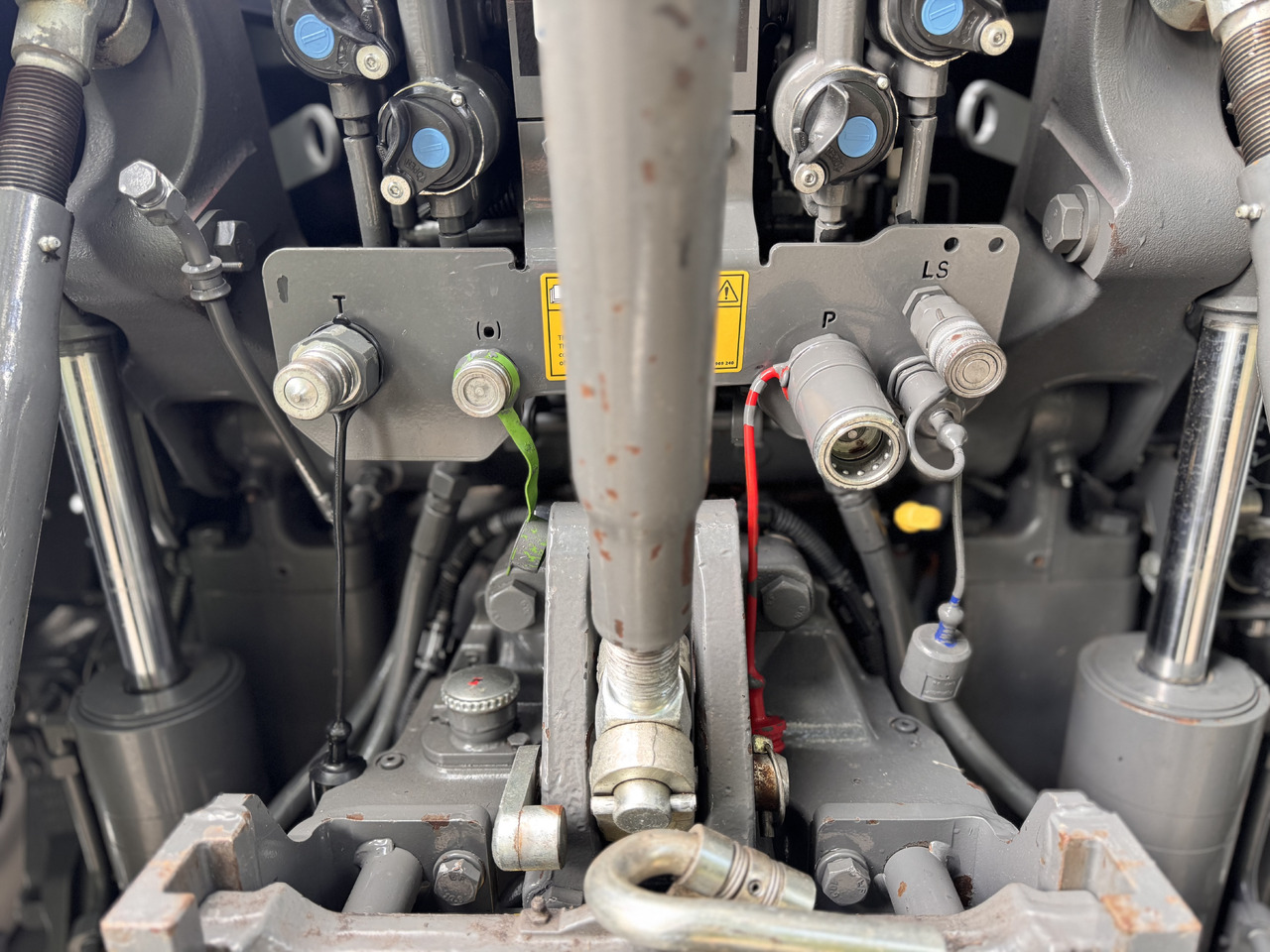 Traktor MASSEY FERGUSON 8s.205 Dyna7 Exclusive: das Bild 18 Traktor MASSEY FERGUSON 8s.205 Dyna7 Exclusive: das Bild 18