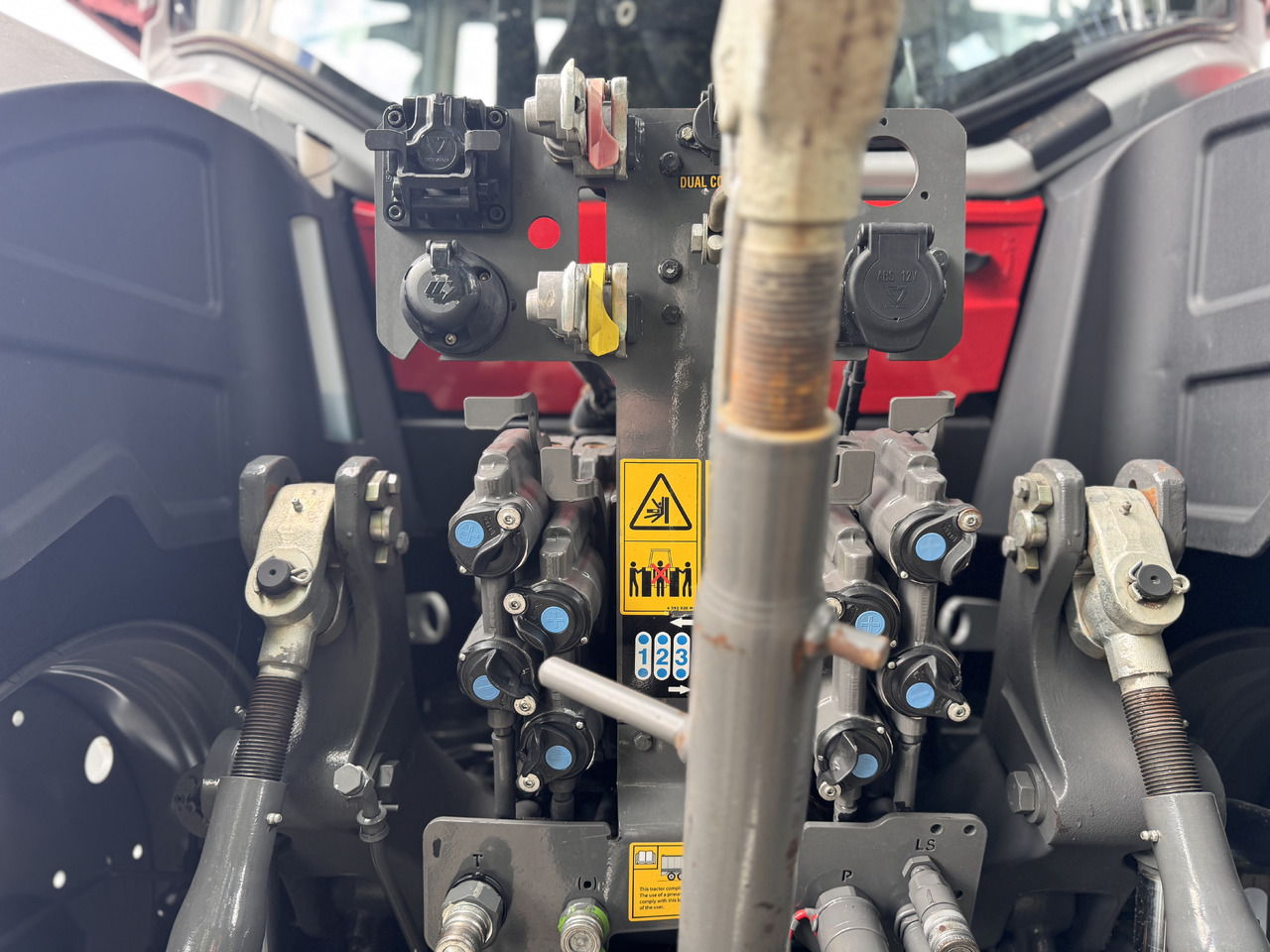 Traktor MASSEY FERGUSON 8s.205 Dyna7 Exclusive: das Bild 19 Traktor MASSEY FERGUSON 8s.205 Dyna7 Exclusive: das Bild 19