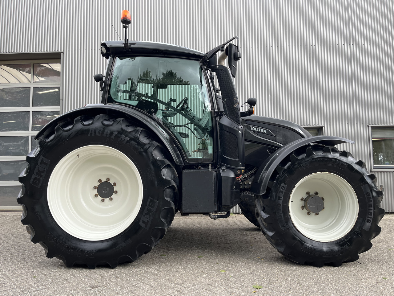 VALTRA N174 Active - Traktor: das Bild 2 VALTRA N174 Active - Traktor: das Bild 2