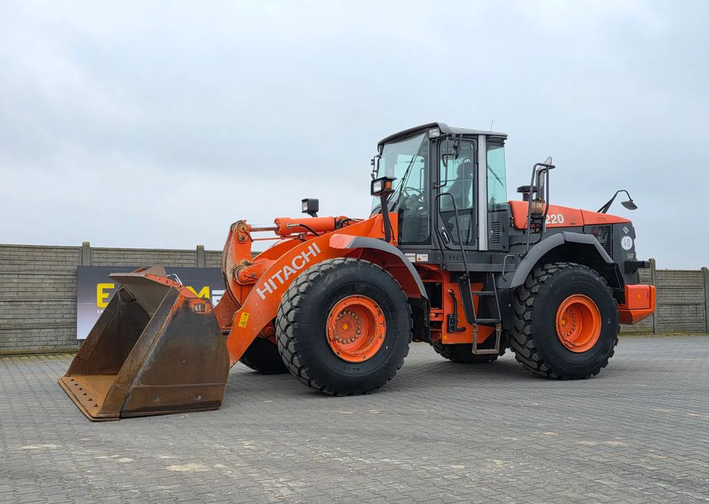 Radlader Hitachi ZW 220, 2011 ROK, WAGA 18 500 KG: das Bild 1