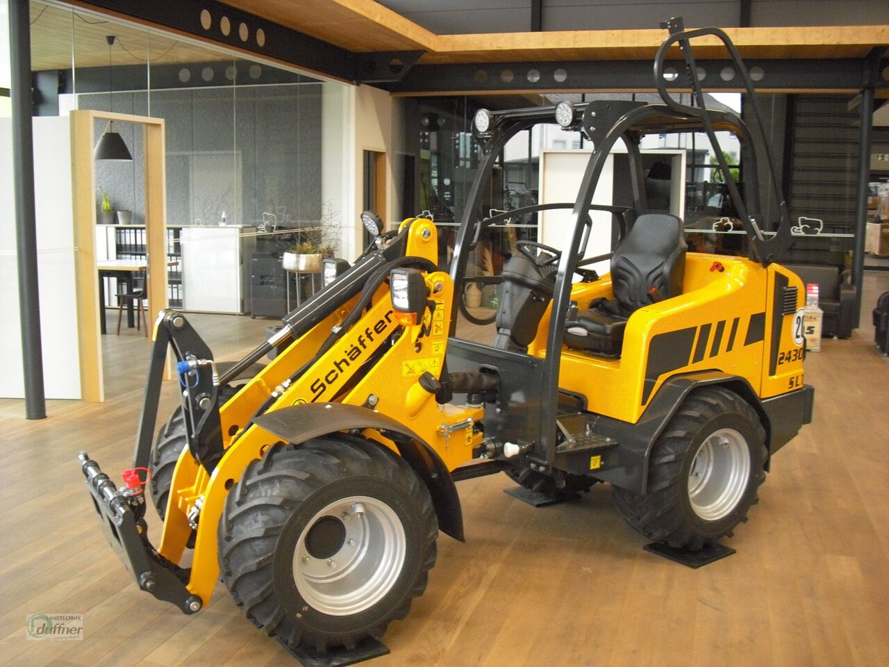 Schäffer 2430 SLT - Hoflader: das Bild 1 Schäffer 2430 SLT - Hoflader: das Bild 1