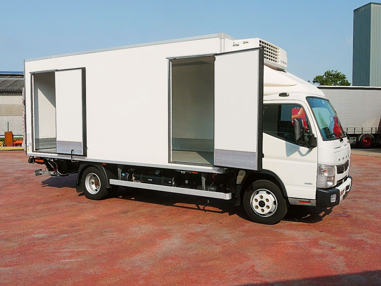 Mitsubishi FUSO CANTER 3.0 KUHLKOFFER THERMOKING V800 MT AC - Kühltransporter: das Bild 3 Mitsubishi FUSO CANTER 3.0 KUHLKOFFER THERMOKING V800 MT AC - Kühltransporter: das Bild 3
