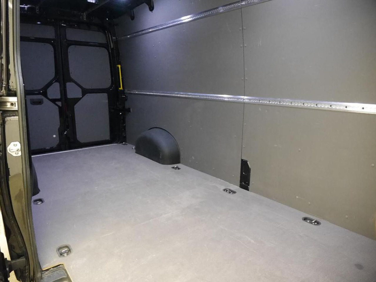 Volkswagen Crafter Kasten 35 L4H3 NAVI DAB PDC KAMERA - Kastenwagen: das Bild 3 Volkswagen Crafter Kasten 35 L4H3 NAVI DAB PDC KAMERA - Kastenwagen: das Bild 3