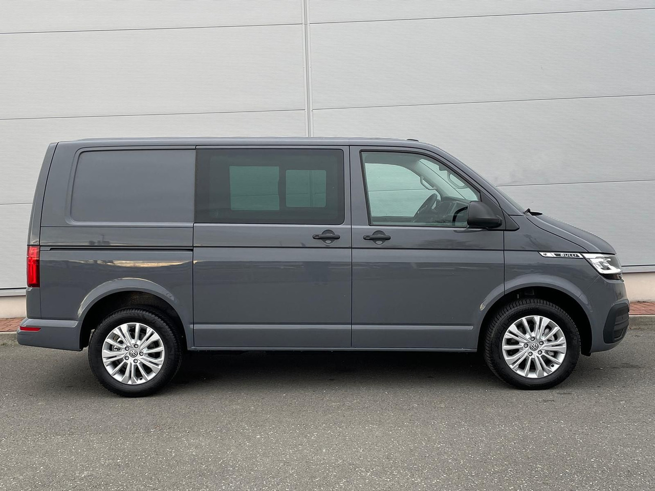 Volkswagen T6.1 Transporter 4MOTION NAVI STANDHZ ACC PDC - Personentransporter: das Bild 5 Volkswagen T6.1 Transporter 4MOTION NAVI STANDHZ ACC PDC - Personentransporter: das Bild 5