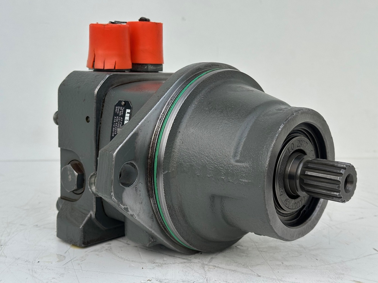 LIEBHERR Original Hydraulikeinbaumotor AT-FMF045. ID-Nr.9075181 – ID-Nr.10125043A. A309, A311, A312, A314, A316, A900, A904, A918, R313, R317, R900, R904. #A18.12.90158# - Hydraulikmotor für Bagger: das Bild 2 LIEBHERR Original Hydraulikeinbaumotor AT-FMF045. ID-Nr.9075181 – ID-Nr.10125043A. A309, A311, A312, A314, A316, A900, A904, A918, R313, R317, R900, R904. #A18.12.90158# - Hydraulikmotor für Bagger: das Bild 2