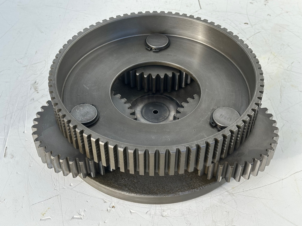 LIEBHERR Original Planetenträger ID-Nr.944171103 mit Planetenräder ID-Nr.944110603-ID-Nr.90201469 mit Lamellenträger ID-Nr.944112103. A900C,A944B,E942,LOS942,LOS944,P942,P944,R942,R944,R944B. #HRV# - Schwenkmotor für Bagger: das Bild 1 LIEBHERR Original Planetenträger ID-Nr.944171103 mit Planetenräder ID-Nr.944110603-ID-Nr.90201469 mit Lamellenträger ID-Nr.944112103. A900C,A944B,E942,LOS942,LOS944,P942,P944,R942,R944,R944B. #HRV# - Schwenkmotor für Bagger: das Bild 1