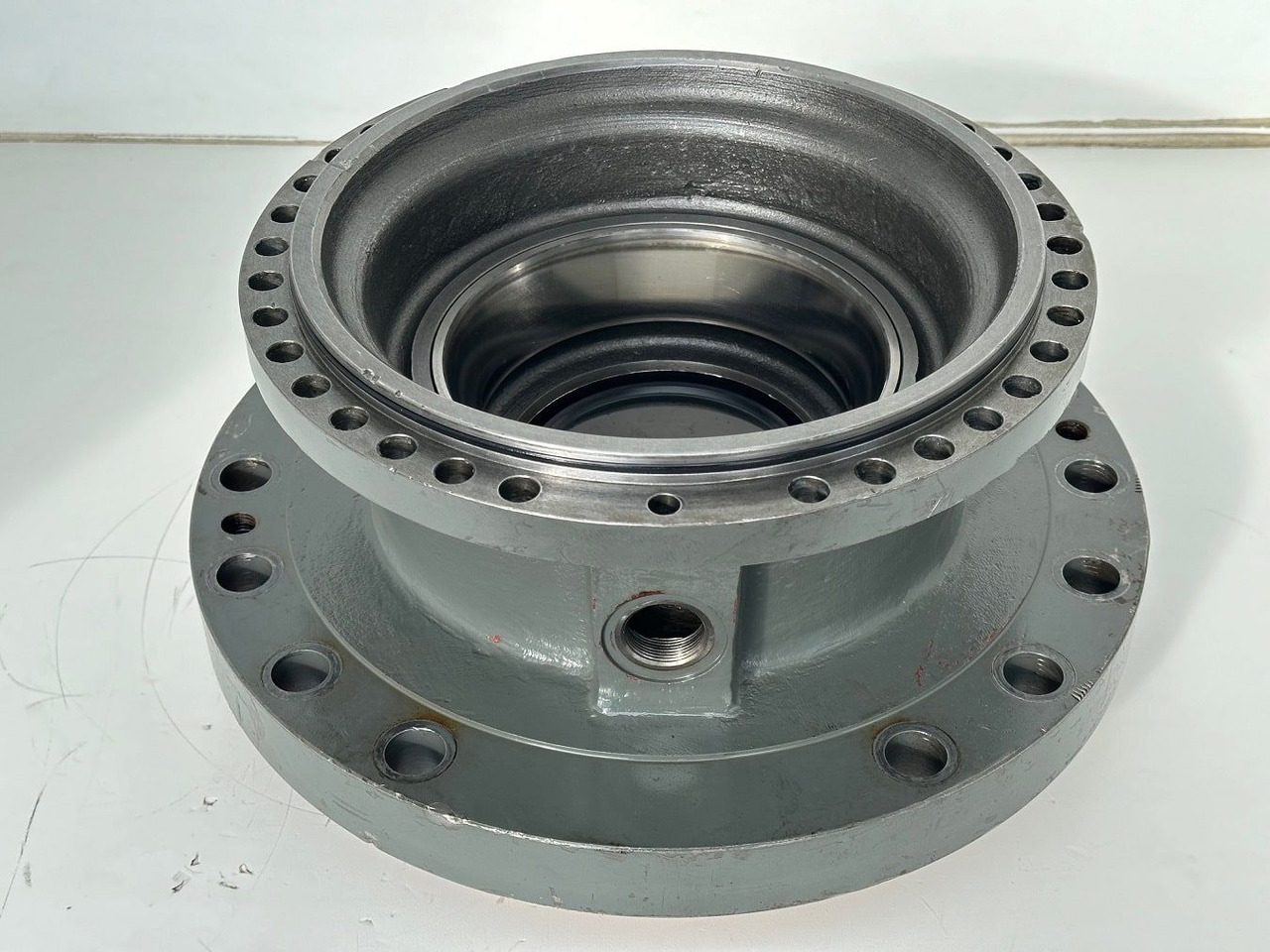 Liebherr Abtriebswellengehäuse ID-Nr.90208566 - Liebherr Kegelrollenlager ID-Nr.761001903. LH40, LH50, R926, R928, R930. #90208566.01342# - Schwenkmotor für Baumaschine: das Bild 3 Liebherr Abtriebswellengehäuse ID-Nr.90208566 - Liebherr Kegelrollenlager ID-Nr.761001903. LH40, LH50, R926, R928, R930. #90208566.01342# - Schwenkmotor für Baumaschine: das Bild 3