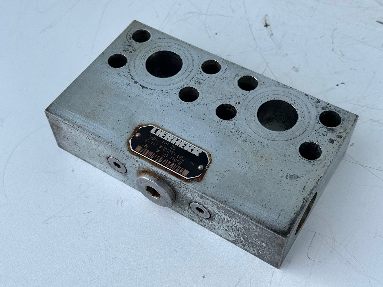 Schwenkmotor für Baumaschine Liebherr Dämpfungsventil ID-Nr.10121777. P924 COMP, P926, R926, R916, R922, R924 COMP, R924, R926 COMP, R926, R930, R936, R946, R950 T, R960 T. #10121777.43199#: das Bild 6 Schwenkmotor für Baumaschine Liebherr Dämpfungsventil ID-Nr.10121777. P924 COMP, P926, R926, R916, R922, R924 COMP, R924, R926 COMP, R926, R930, R936, R946, R950 T, R960 T. #10121777.43199#: das Bild 6